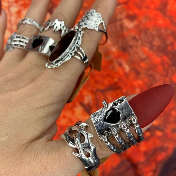 3/$10 NEW Boho Style Rings & MIDI
Rings Design Mix /silver tone BUNDLE NWOT - Picture 6 of 8